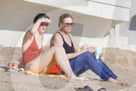 EXKLUSIV - Sigourney Weaver und ihr Ehemann Jim Simpson baden zusammen in Malibu