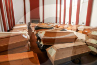 NEWS - Coronavirus: Särge stapeln sich in der zum Lager umfunktionierten Festhalle im Krematorium Meissen
