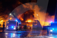NEWS - Grossbrand zerstört Lagerhallenkomplex in Hamburg