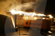 NEWS - Grossbrand zerstört Lagerhallenkomplex in Hamburg