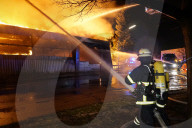 NEWS - Grossbrand zerstört Lagerhallenkomplex in Hamburg