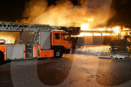 NEWS - Grossbrand zerstört Lagerhallenkomplex in Hamburg