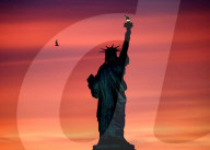 NEWS - Sonnenaufgang hinter der Freiheitsstatue, New Jersey, USA