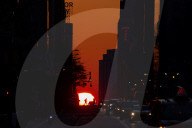 FEATURE - Sonnenaufgang in der 42nd Street in Manhattan