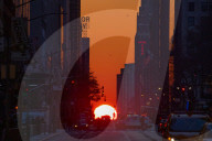 FEATURE - Sonnenaufgang in der 42nd Street in Manhattan
