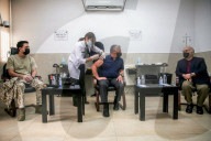 Abdullah bei der Impfung gegen den Coronavirus in Amman