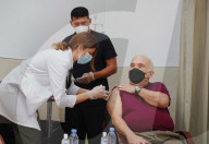 Abdullah bei der Impfung gegen den Coronavirus in Amman