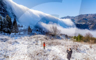 FEATURE - Malerischer Wolken-"Wasserfall" in Nanchuan, China