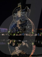 NEWS - Coronavirus: Das Guitar Hotel im Seminole Hard Rock Hotel & Casino Hollywood leuchtet zum Gedenken an die fast 400'000 amerikanischen Todesopfer von COVID