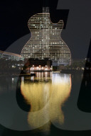 NEWS - Coronavirus: Das Guitar Hotel im Seminole Hard Rock Hotel & Casino Hollywood leuchtet zum Gedenken an die fast 400'000 amerikanischen Todesopfer von COVID