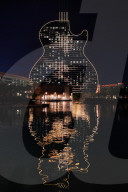 NEWS - Coronavirus: Das Guitar Hotel im Seminole Hard Rock Hotel & Casino Hollywood leuchtet zum Gedenken an die fast 400'000 amerikanischen Todesopfer von COVID