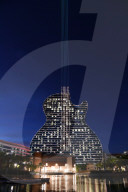NEWS - Coronavirus: Das Guitar Hotel im Seminole Hard Rock Hotel & Casino Hollywood leuchtet zum Gedenken an die fast 400'000 amerikanischen Todesopfer von COVID