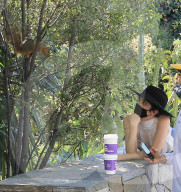 PEOPLE - Selma Blair freundet sich mit einem Eichhörnchen an