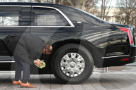 NEWS - USA Biden Amtseinführung:  Ein Mitarbeiter des Secret Service poliert eine der Präsidentenlimousinen