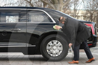 NEWS - USA Biden Amtseinführung:  Ein Mitarbeiter des Secret Service poliert eine der Präsidentenlimousinen