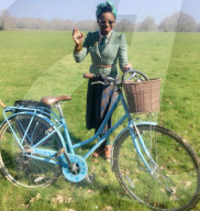 FEATURE - Zeitlos schön: Britin Mars Dilbert hat ihr Faible für Vintage Mode aus den 1930er und 1940er Jahren entdeckt