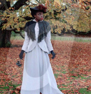 FEATURE - Zeitlos schön: Britin Mars Dilbert hat ihr Faible für Vintage Mode aus den 1930er und 1940er Jahren entdeckt