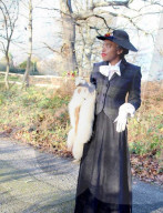 FEATURE - Zeitlos schön: Britin Mars Dilbert hat ihr Faible für Vintage Mode aus den 1930er und 1940er Jahren entdeckt