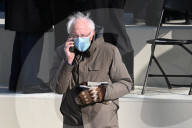NEWS - USA: Bernie Sanders trägt gemusterte Fausthandschuhe an der Amtseinführung von Biden