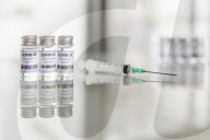 NEWS - Coronavirus: Impfdosen und Impfspritzen auf einem Tisch