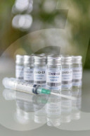 NEWS - Coronavirus: Impfdosen und Impfspritzen auf einem Tisch