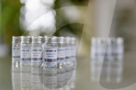 NEWS - Coronavirus: Impfdosen und Impfspritzen auf einem Tisch