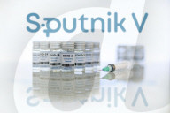 NEWS - Coronavirus: Impfdosen und Impfspritzen auf einem Tisch
