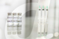 NEWS - Coronavirus: Impfdosen und Impfspritzen auf einem Tisch