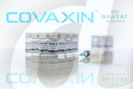 NEWS - Coronavirus: Impfdosen und Impfspritzen auf einem Tisch