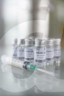 NEWS - Coronavirus: Impfdosen und Impfspritzen auf einem Tisch