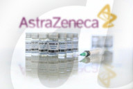 NEWS - Coronavirus: Impfdosen und Impfspritzen auf einem Tisch