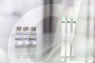 NEWS - Coronavirus: Impfdosen und Impfspritzen auf einem Tisch