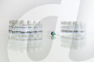 NEWS - Coronavirus: Impfdosen und Impfspritzen auf einem Tisch