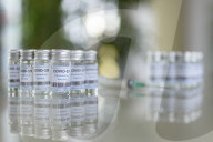 NEWS - Coronavirus: Impfdosen und Impfspritzen auf einem Tisch