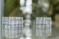 NEWS - Coronavirus: Impfdosen und Impfspritzen auf einem Tisch