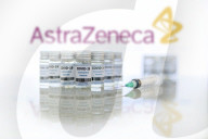 NEWS - Coronavirus: Impfdosen und Impfspritzen auf einem Tisch