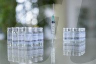 NEWS - Coronavirus: Impfdosen und Impfspritzen auf einem Tisch