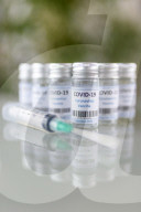 NEWS - Coronavirus: Impfdosen und Impfspritzen auf einem Tisch