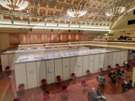 NEWS - Coronavirus: Vom Kurhaus zum Impfzentrum: Erste Corona-Impfungen im Benzetsaal vom Kurhaus in Baden-Baden