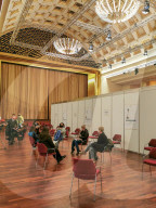 NEWS - Coronavirus: Vom Kurhaus zum Impfzentrum: Erste Corona-Impfungen im Benzetsaal vom Kurhaus in Baden-Baden