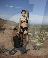 FEATURE - Wagemutiges Modeshooting: In Dessous von einer Klippe springen