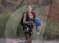 FEATURE - Wagemutiges Modeshooting: In Dessous von einer Klippe springen