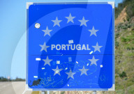 Portugal closes land borders