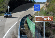 Portugal closes land borders