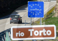 Portugal closes land borders