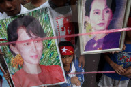 Aung San Suu Kyi Visits Mae La Refugees Camp