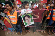 Aung San Suu Kyi Visits Mae La Refugees Camp