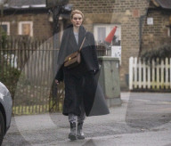 PEOPLE - Rosie Huntington-Whiteley ohne Make-Up unterwegs in London
