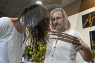 FEATURE - Alberto mit den Scherenhänden: Spanischer Friseur schneidet die Haare auf aussergewöhnliche Weise