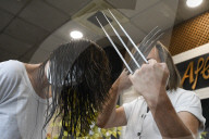 FEATURE - Alberto mit den Scherenhänden: Spanischer Friseur schneidet die Haare auf aussergewöhnliche Weise
